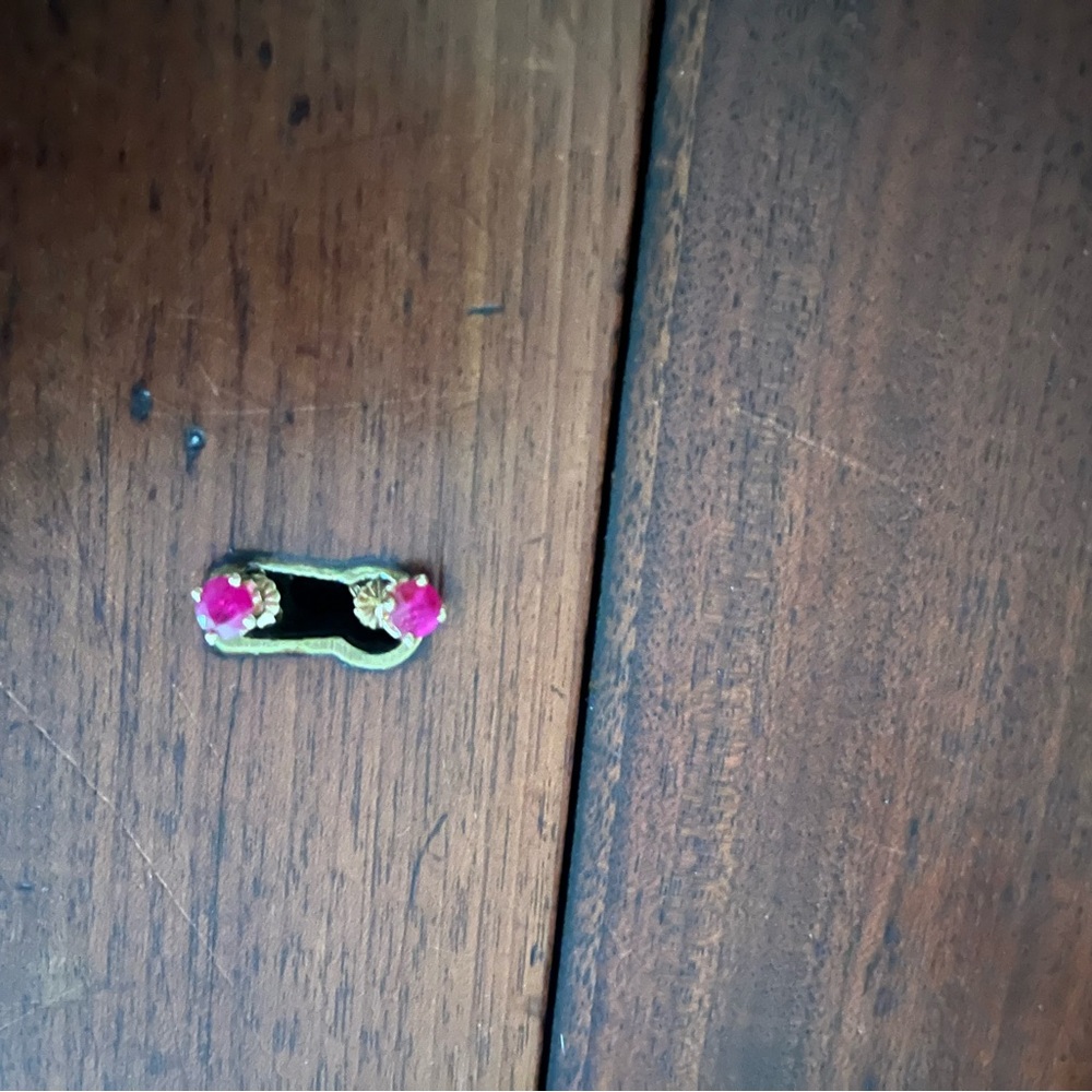 14kyg Ruby stud earrings, 5mm - Picture 8 of 11